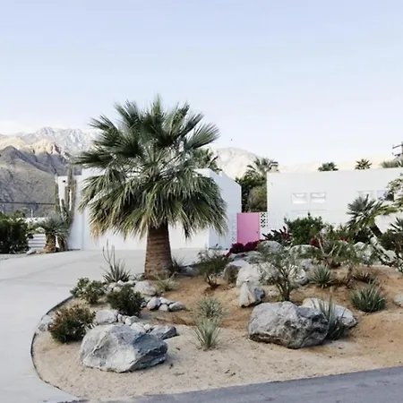 The Pink Paloma - A Barbie Inspired Villa In Palm Springs